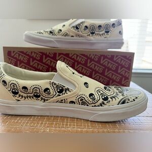 Vans Classic Slip On- Bandana Classic White and Black. Men’s size 11